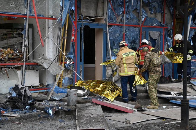 Reševalci odstranjujejo ruševine v Belogorodu. Fotografija je iz ferbuarja letos. FOTO: Stringer Reuters