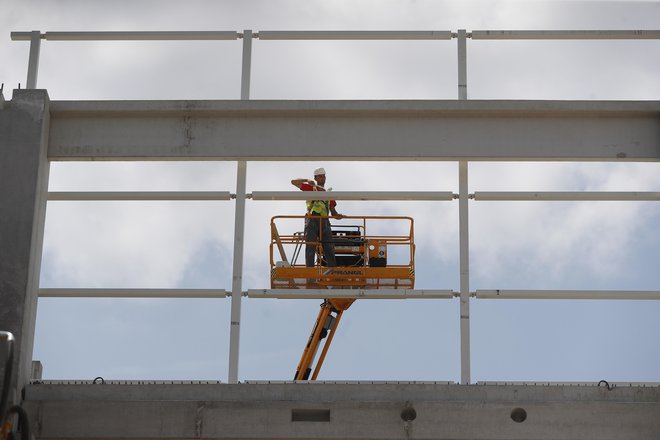 Investicije v gradbeništvu so v drugem četrtletju upadle za štiri odstotke, so izračunali statistiki. FOTO: Leon Vidic/Delo