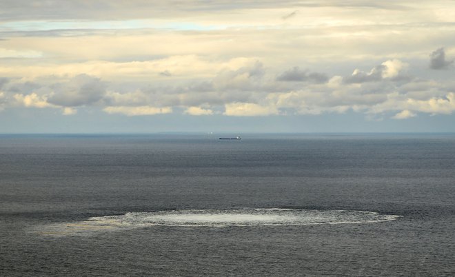 Na plinovodih Severni tok 1 in 2 so septembra 2022 potrdili štiri puščanja plina. Dvoje uhajanj je bilo v švedskih, dvoje pa v danskih vodah. FOTO: AFP