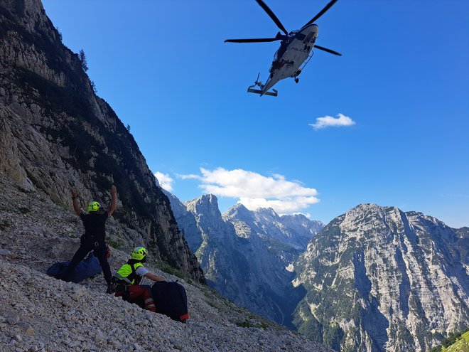 Reševanje poškodovanega Poljaka pod Triglavom. FOTO: Slovenska policija