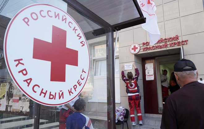 Člani ruskega Rdečega križa v Kursku pomagajo ljudem. FOTO: Tatyana Makeyeva/Afp