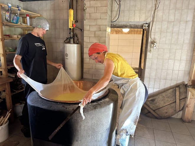 Optimalno časovno okno, da majerica Lucija Gartner in njen pomočnik Vid iz sirotke pobereta sirno maso, je le kakšni dve minuti. FOTO: Simona Bandur