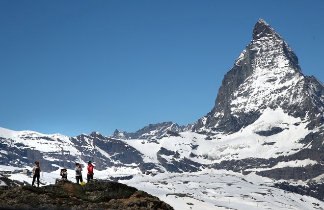 Matterhorn na arhivski fotografiji. Državno tožilstvo je začelo s preiskavo, saj okoliščine nesreče niso jasne. »S preiskavo bomo skušali določiti razloge, da sta alpinista padla več kot tisoč metrov,« je sporočila policija. FOTO: Denis Balibouse/Reuters