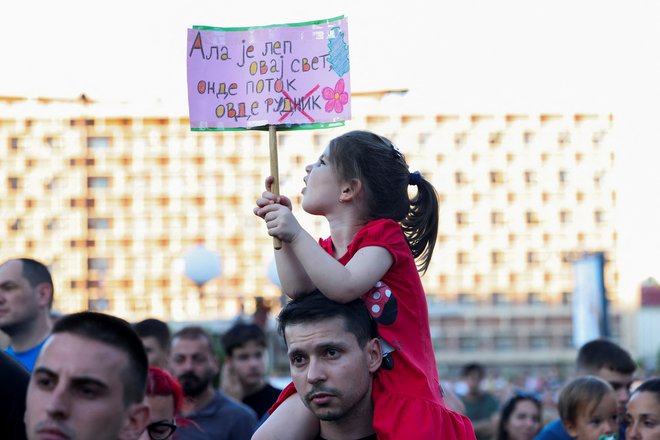 Tudi deklica s transparentom in napisom »Kako lep je ta svet, tam potok, tukaj rudnik« je prišla na enega od množičnih protestov proti izkopavanju litija. FOTO: Zorana Jevtic/Reuters