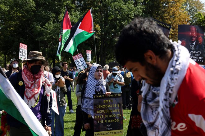 Protestniki, ki podpirajo Palestince, demonstrirajo v Union Parku pred začetkom demokratske nacionalne konvencije (DNC) v Chicagu. Foto: Alex Wroblewski/Afp