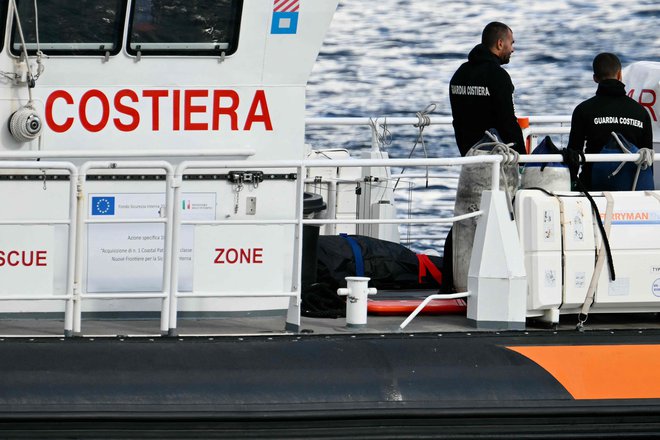 Reševalci so že tretji dan nadaljevali z iskanjem pogrešanih potnikov na jahti Bayesian, ki je v ponedeljek potonila ob obali Porticella v bližini Palerma. FOTO: Alberto Pizzoli/AFP