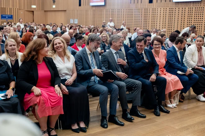 Konference ravnateljev na Brdu pri Kranju, ki jo tradicionalno organizira Zavod RS za šolstvo, sta se udeležila tudi predsednik vlade Robert Golob in minister za vzgojo in izobraževanje Darjo Felda z ekipo. FOTO: Črt Piksi