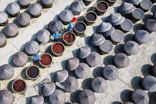 Delavci izdelujejo sojine omake v vasi Rugao v provinci Jiangsu na vzhodu Kitajske. Foto: Stringer/Afp