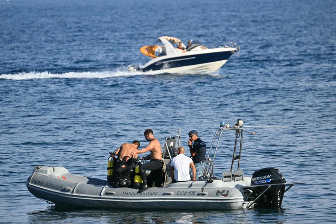 Intervencija potapljačev na območju jahte, ki se nahaja okoli 50 metrov pod morsko gladino, se bo nadaljevala tudi jutri. FOTO: Alberto Pizzoli/AFP