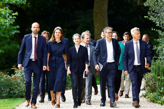 Predstavniki Nove ljudske fronte so na pogovor k Macronu prišli s svojo kandidatko za premierko Lucie Castets (v sredini).

FOTO: Abdul Saboor/Reuters