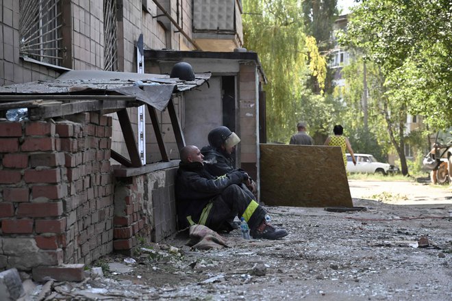 O smrtnih žrtvah poročajo iz Dnipropetrovska, Zaporožja in Lucka. FOTO: Genja Savilov/AFP