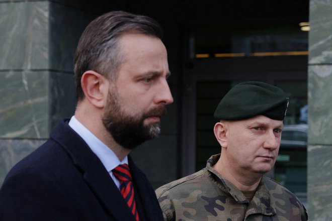 Da ne gre za raketo, temveč najverjetneje za brezpilotnik, je na novinarski konferenci povedal tudi general Maciej Klisz (na fotografiji levo). FOTO: Reuters