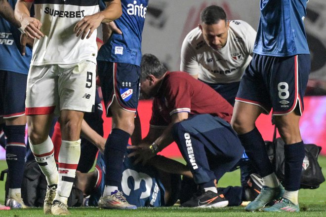 Juan Manuel Izquierdo se je zgrudil med tekmo. FOTO: Nelson Almeida/AFP