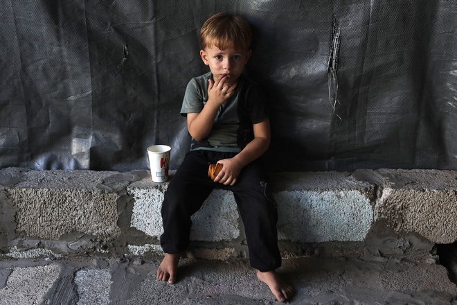 Otrok v taborišču za razseljene Palestince Jabalia na severu Gaze. FOTO: Omar Al-Qattaa/AFP