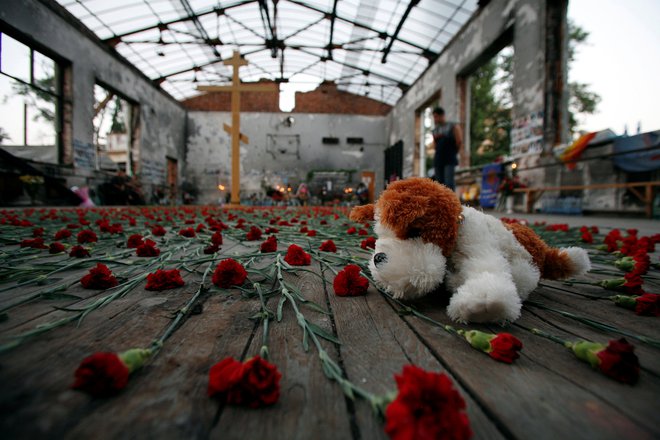 Požgana telovadnica šole št. 1 v Beslanu. FOTO: Eduard Kornijenko/Reuters