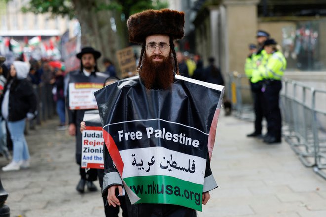 Tudi judovski aktivisti se udeležujejo protestov v znamenje solidarnosti s Palestinci v Gazi. FOTO: Clodagh Kilcoyne/Reuters