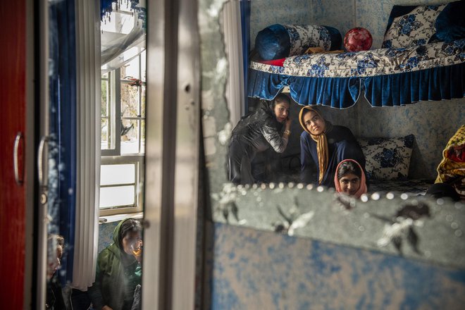 Nafas (20), ki je ubila moža, se druži s sojetnicami in drugimi ženskami v zaporu. Herat, 1. april 2019. Pri dvanajstih je postala druga žena odvisnika in nasilneža. FOTO: Kiana Hayeri