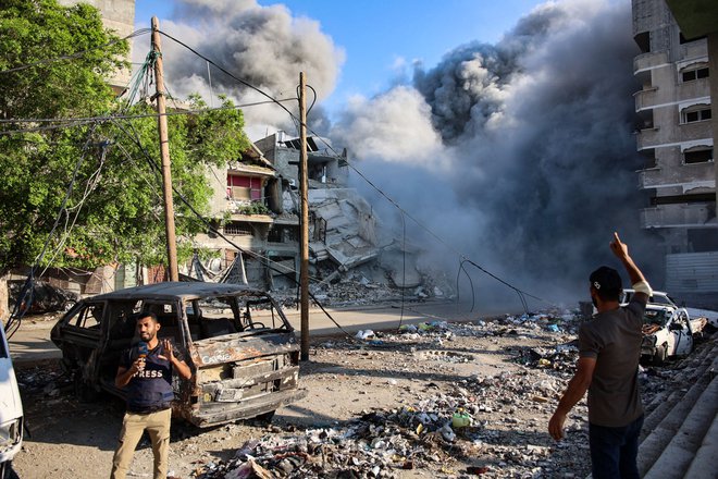 Izrael je danes ponovno bombardiral šolo v Gazi. FOTO: Omar Al-qattaa/AFP