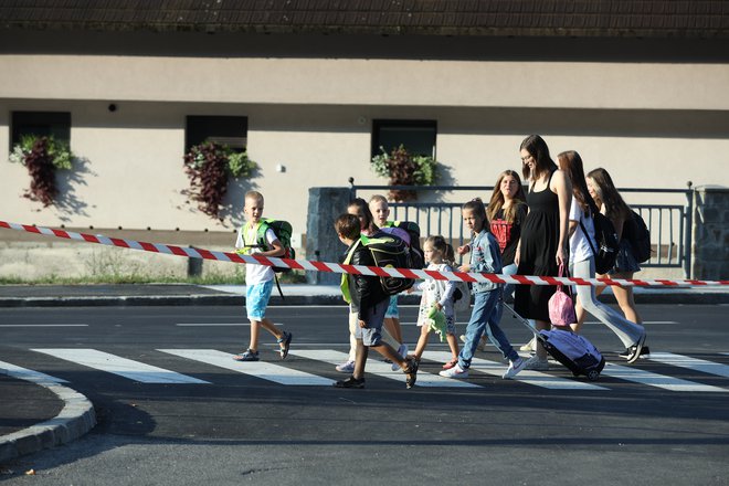 In Kornana Korosken, Prime Minister Golob will welcome pupils from a local primary school together with Mayor Romana Lesjac and European Commission President von der Leyen. Photo: Jozef Suhadonik