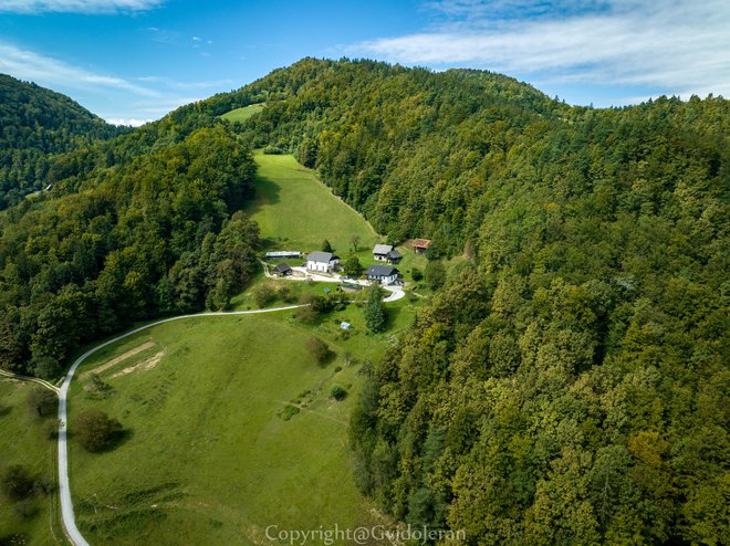 Ko se peljemo proti Polhovi domačiji, se zdi, da smo prišli nekam, kjer čas teče precej počasneje. FOTO: Gvido Jeran