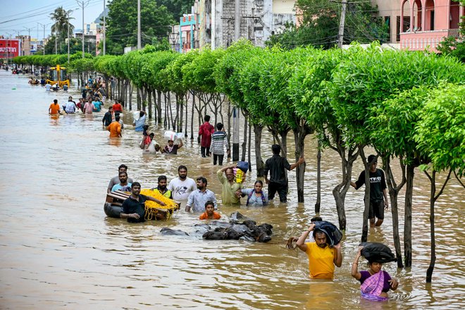 Iz Indije poročajo o katastrofalnih poplavah, ki jih je povzročilo monsunsko deževje. Poplave in plazovi so terjali najmanj 25 življenj. Foto: Chandu Lumburu/Afp