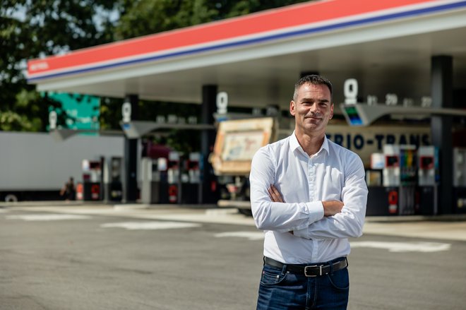 Borut Bizjak: »Energetsko preobrazbo našega okolja smo začeli pri sebi. S projektom Petrol Green naša prodajna mesta postajajo vedno bolj samooskrbna.« FOTO: Črt Piksi