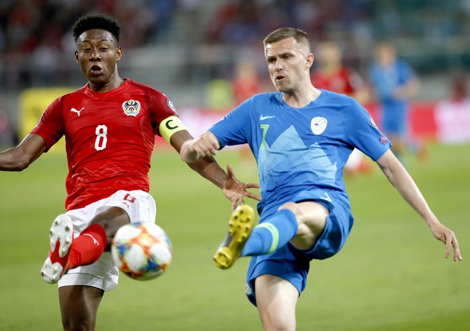 Takole sta se David Alaba in Josip Ilićić borila za žogo na tekmi med Avstrijo in Slovenijo pred petimi leti v Celovcu. FOTO: Roman Šipić