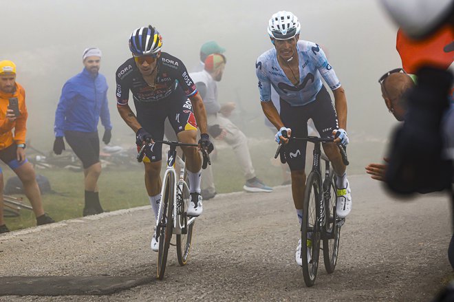 Primož Roglič (levo) bo moral biti v preostalih etapah pozoren predvsem na Enrica Masa. FOTO: Luis Angel Gomez/Sprint Cycling Agency/Unipublic