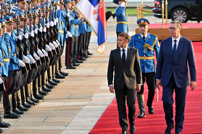 Srbija se je z nedavnim, 2,7 milijarde evrov vrednim sporazumom o nakupu 12 lovskih letal rafale za več desetletij zavezala sodelovanju s Francijo. Na fotografiji predsednika Emmanuel Macron in Aleksandar Vučić.  Foto Elvis Barukcic Afp