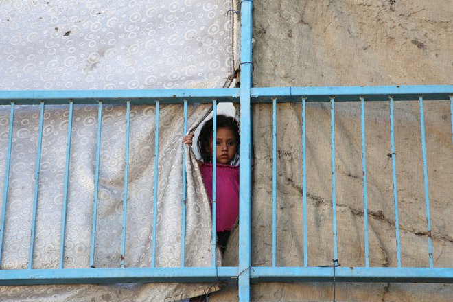 Palestinski otrok v enem od zavetišč v Gazi. FOTO: Hatem Khaled/Reuters