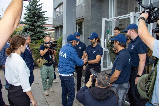 11. avgusta je v hladilnem stolpu zagorelo. Ruska in ukrajinska stran za to navajata različne vzroke. FOTO: Handout AFP