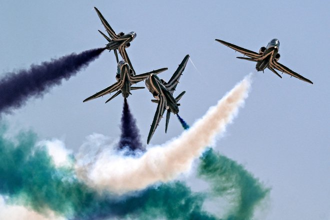 Letala BAE Hawk akrobatske skupine Saudskih sokolov spuščajo dim med izvajanjem manevrov na prvem mednarodnem letalskem salonu v Egiptu na mednarodnem letališču v Alameinu na severu Egipta. Foto: Khaled Desouki/Afp