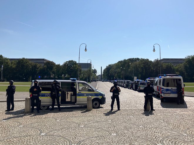 Poleg policije so tudi očividci poročali, da je na območju odjeknilo več strelov. FOTO: Pauline Curtet/AFP