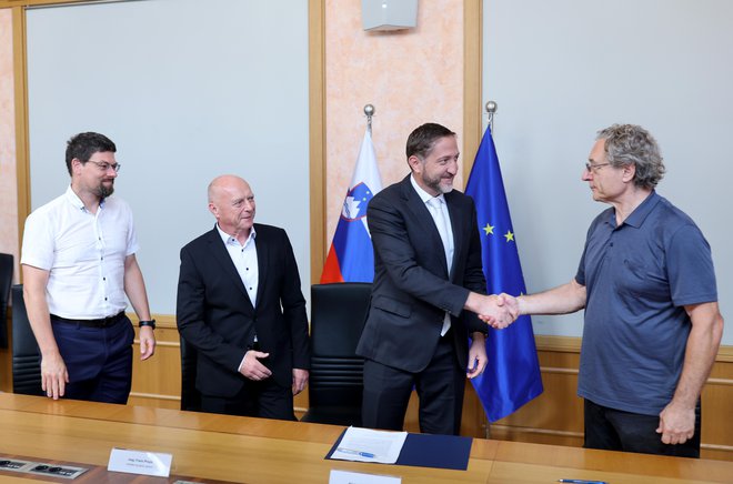 Julija so vodji sindikalnih pogajalskih skupin Jakob Počivavšek in Branimir Štrukelj, minister za finance Klemen Boštjančič in za javno upravo Franc Props podpisali dokument o že usklajenih točkah. FOTO: Blaž Samec