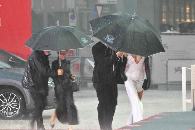 Neurje je zajelo tudi prizorišče beneškega filmskega festivala. FOTO: Alberto Pizzoli/Afp