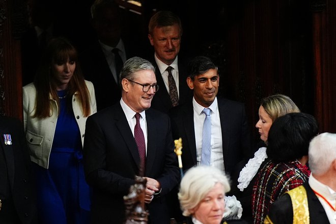 Premier Keir Starmer in njegov konservativni predhodnik Rishi Sunak med kraljevim govorom julija letos FOTO: Aaron Chown/ Reuters