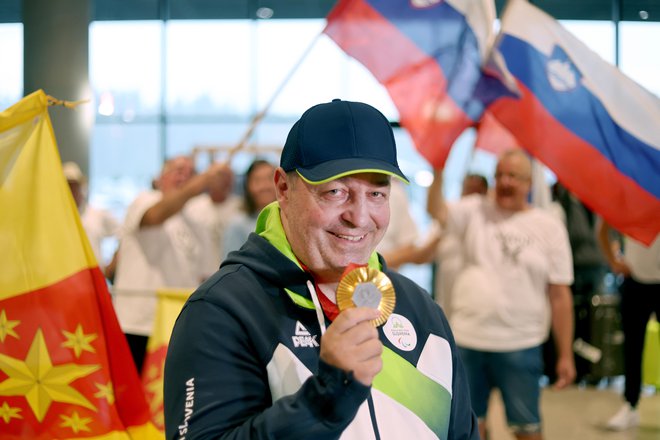 Franček Gorazd Tiršek je na Brniku doživel prisrčen sprejem. FOTO: Blaž Samec