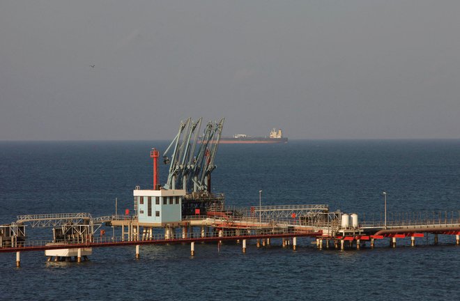 Na trgu nafte lahko do konca leta pričakujemo večjo ponudbo držav članic kartela Opec.

FOTO: Ismail Zetouni/Reuters