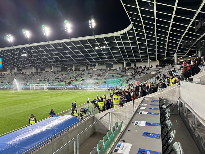 Predmete, s katerimi ni dovoljeno vstopiti na stadion, lahko odložite v posebnem depoju pred vhodom na C tribuno. FOTO: N. Gr.