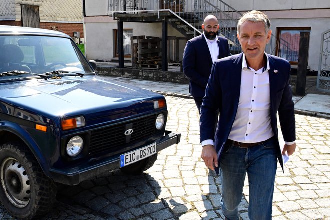 Vodja AfD v Turingiji Björn Höcke se je v nedeljo na volišče pripeljal z rusko lado nivo, s čimer je najbrž hotel podčrtati svojo podporo Rusiji. FOTO: John MacDougall/AFP