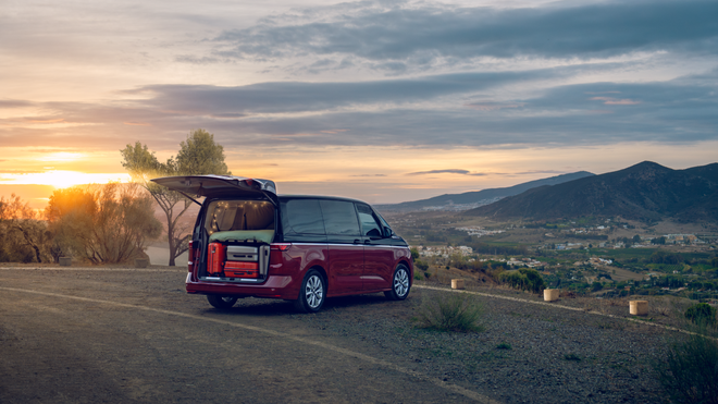 Novi Multivan je na voljo v enajstih barvah in treh barvnih kombinacijah. Opremljen je s številnimi naprednimi asistenčnimi sistemi, ki pripomorejo k varnosti in udobju. FOTO: Volkswagen