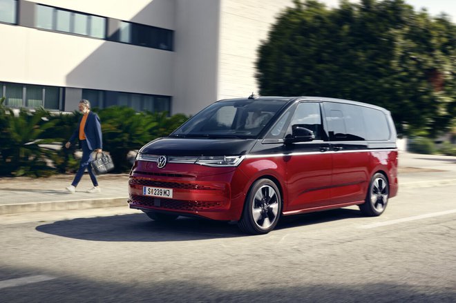 Volkswagen Multivan Family je na voljo z več pogonskimi različicami, vključno s priključnim hibridom, ki omogoča do 49 kilometrov vožnje zgolj na elektriko. FOTO: Volkswagen