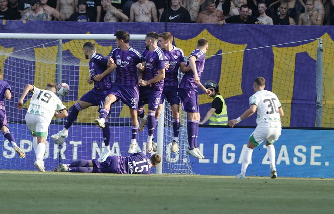 Nogometaši se bodo resno lotili napada na obe domači lovoriki. FOTO: Jože Suhadolnik/Delo