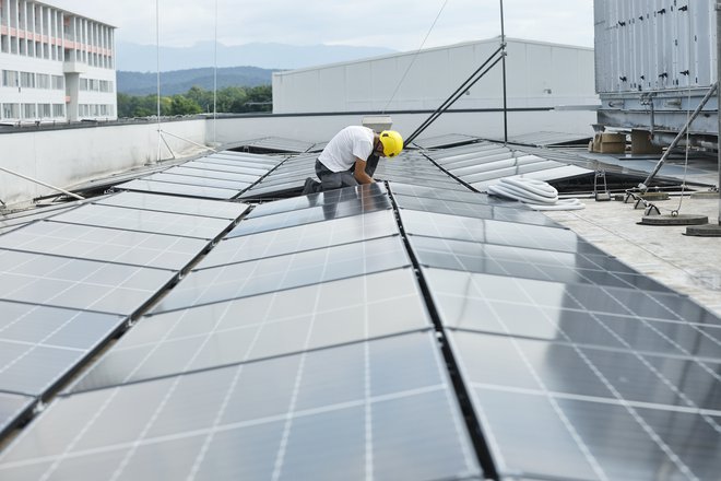 Z lastno proizvodnjo elektrike si podjetja lahko povečajo konkurenčno prednost. FOTO: Jože Suhadolnik/Delo