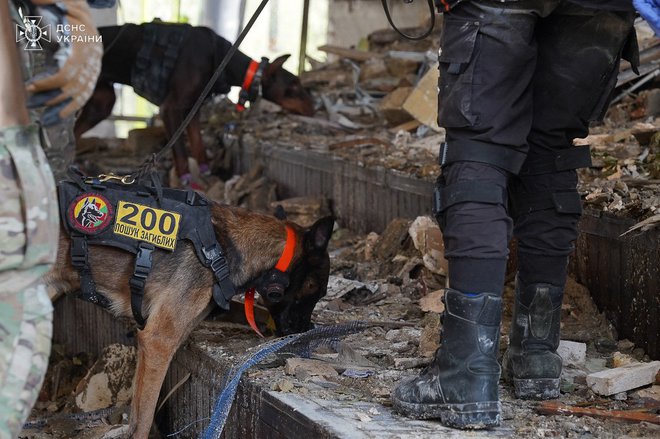 Zaradi napada je v mestu izbruhnilo več požarov, med drugim v stanovanju v enem od nebotičnikov. FOTO: AFP