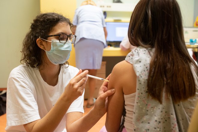 Ker se niso cepili proti HPV, je bilo lani pri nas več kot pol deklet in tri četrtine fantov izpostavljenih tveganju, da kasneje zbolijo za enega od šestih rakov. FOTO: Voranc Vogel/Delo