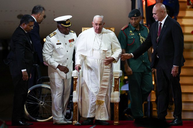 Papež Frančišek tudi na svoji najdaljši turneji, na kateri se je včeraj ustavil na Papui Novi Gvineji, ne bo obiskal Kitajske. FOTO: Guglielmo Mangiapane/Reuters