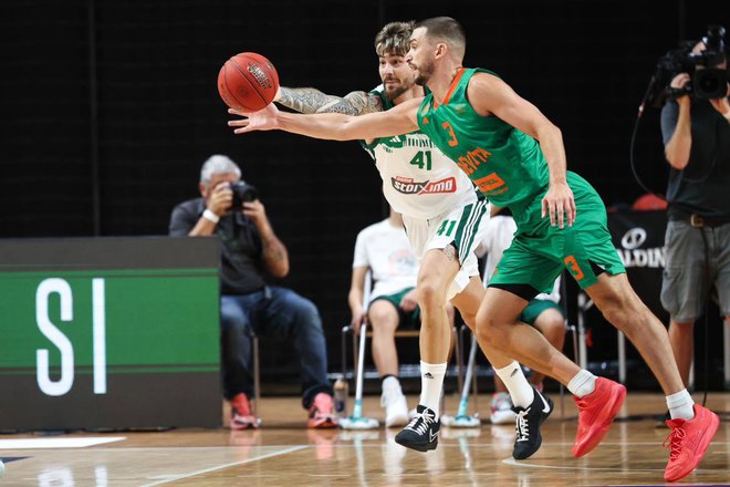 Rok Radović v boju za žogo. FOTO: Cedevita Olimpija