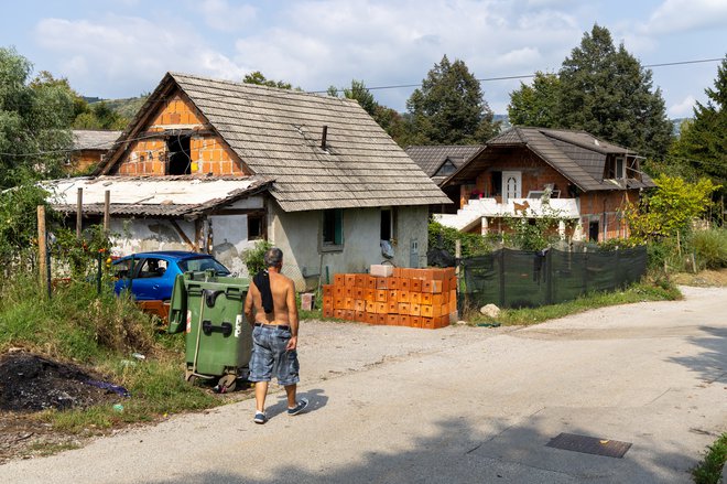 Romsko naselje Brezje-Žabjak pri Novem mestu. FOTO: Voranc Vogel/Delo