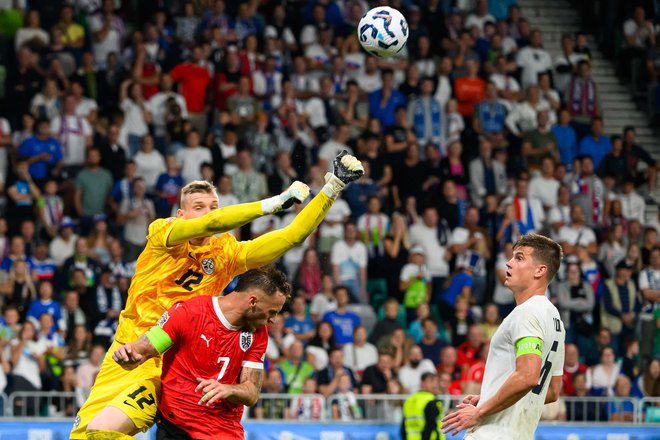 Kritičen je bil tudi Marko Arnautović (v dvoboju s slovenskim vratarjem Matevžem Vidovškom). FOTO: Jure Makovec/AFP